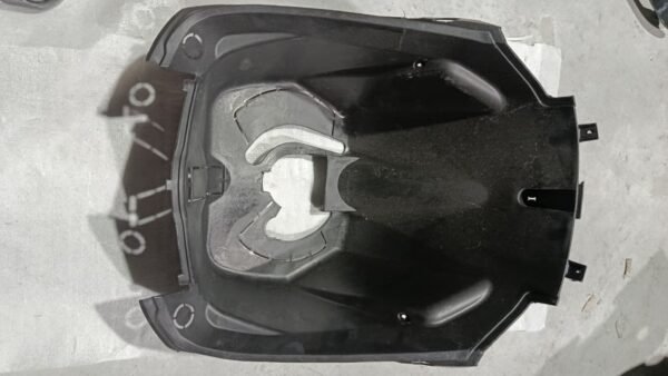 Cubierta o base de plástico para componentes de motocicleta