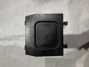 Tapa de maletero debajo del asiento.