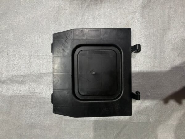 Tapa de maletero debajo del asiento.